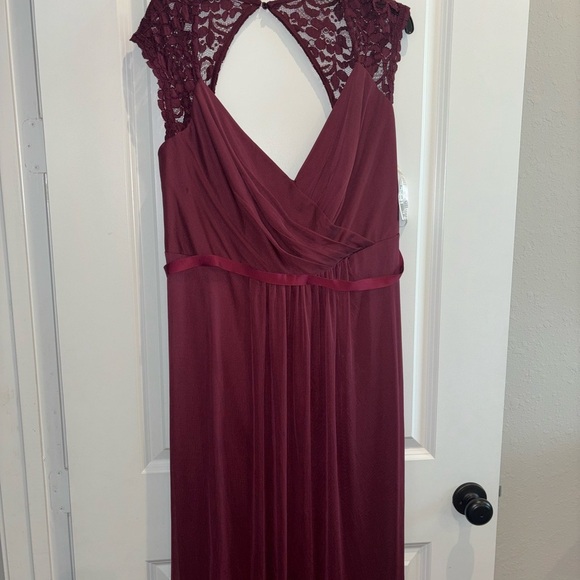 David’s Bridal Long Mesh Dress with Lace Cap Sleeves *New-Never Worn* - Picture 2 of 4